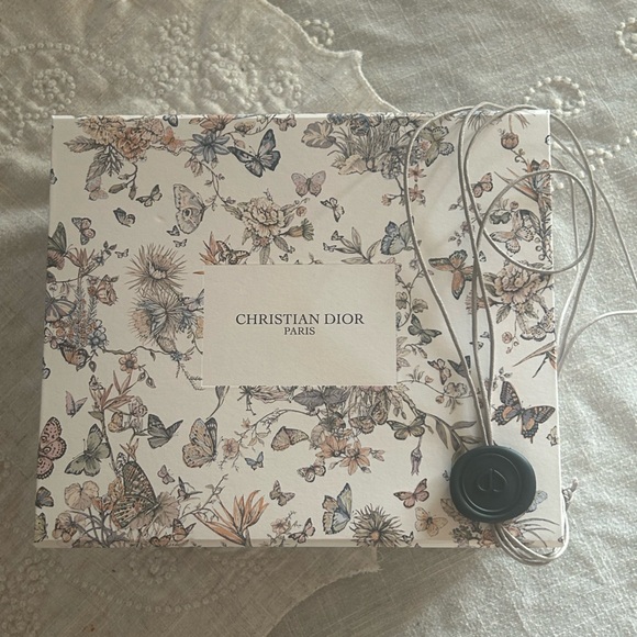 Christian Dior Floral Gift Box - Picture 1 of 6